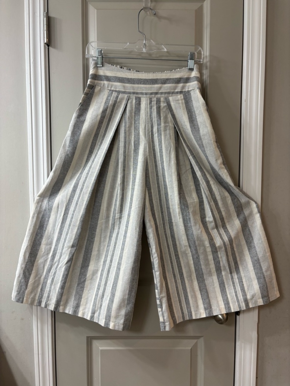 L'ATISTE Striped Wide Leg Pants in Gray and Cream - Picture 3 of 8